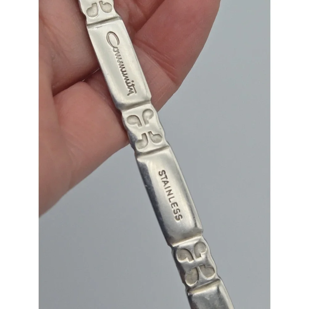 Oneida Community Madrid Stainless 2 Oval‎ Soup Spoons No Black Flatware 6 7/8
